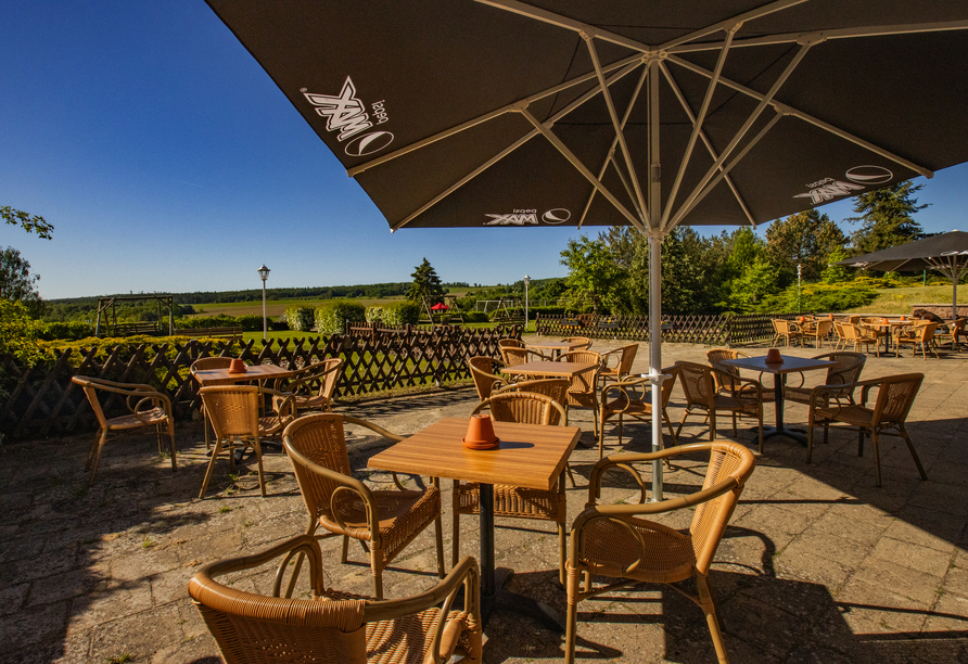 Die Terrasse lädt zu entspannten Stunden an der frischen Luft ein.