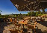 Die Terrasse lädt zu entspannten Stunden an der frischen Luft ein.