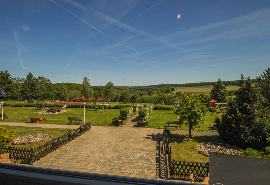 Genießen Sie den herrlichen Ausblick ins Grüne vom Restaurant aus.