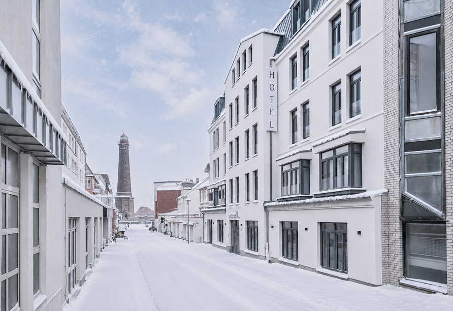 Außenansicht des Hotels Inselhof Borkum mit Blick auf den Neuen Leuchtturm