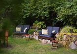 Nehmen Sie im Garten Platz und genießen Sie entspannte Stunden im Grünen.