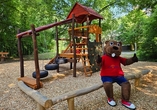 Der Waldspielplatz bietet jede Menge Spaß und Abenteuer für kleine Entdecker.