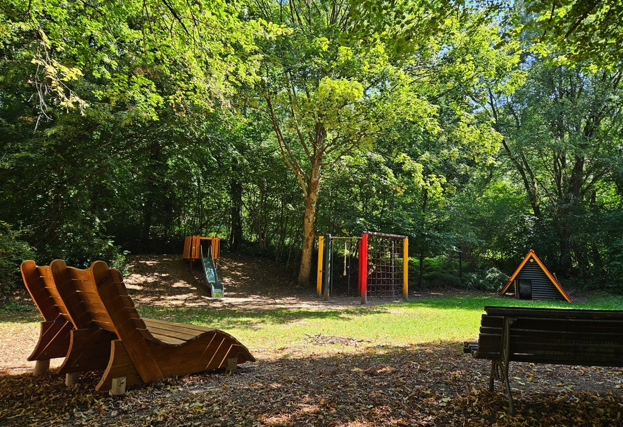 Auf dem Waldspielplatz können Kinder nach Herzenslust spielen und die Natur entdecken.