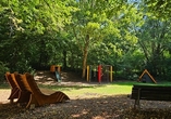 Auf dem Waldspielplatz können Kinder nach Herzenslust spielen und die Natur entdecken.