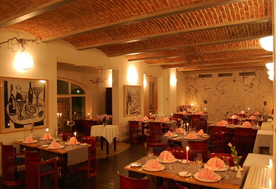 Das Restaurant verwöhnt Sie mit regionalen und saisonalen Köstlichkeiten.