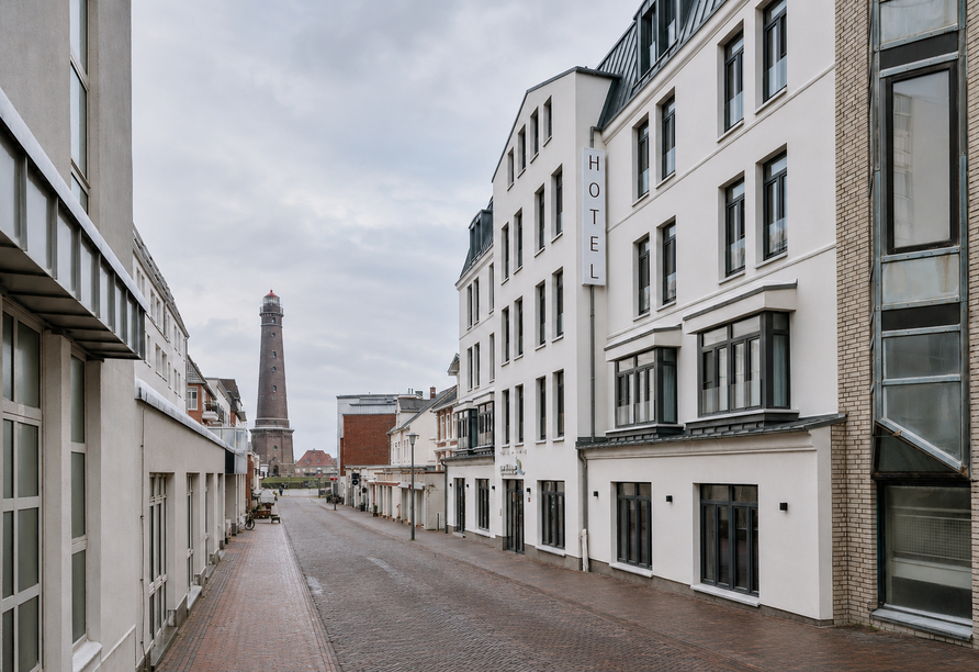 Außenansicht des Hotels Inselhof Borkum mit Blick auf den Neuen Leuchtturm
