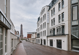 Außenansicht des Hotels Inselhof Borkum mit Blick auf den Neuen Leuchtturm