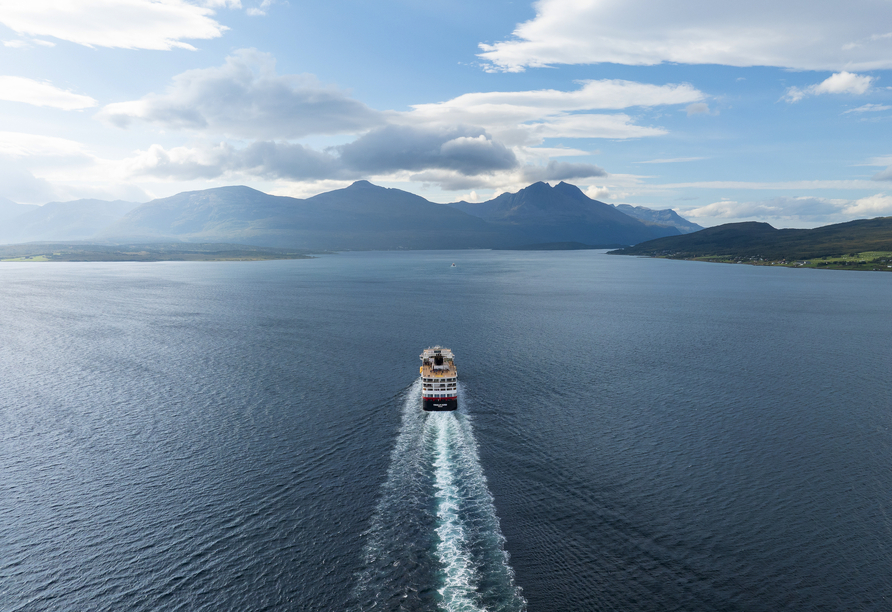 Ihr Hurtigruten-Schiff Trollfjord sticht in See.