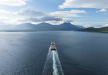 Ihr Hurtigruten-Schiff Trollfjord sticht in See.