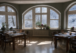 Genießen Sie den idyllischen Ausblick vom Restaurant aus.