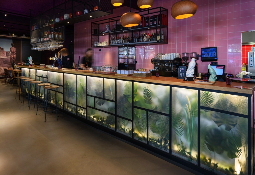 Die Bar des Hostels bietet den passenden Rahmen für gesellige Stunden.