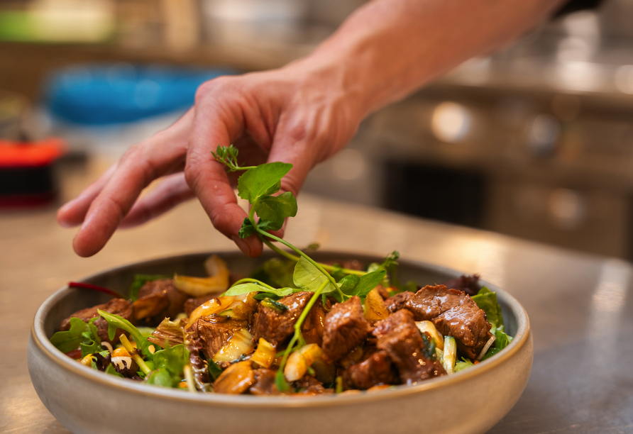 Das Restaurant verwöhnt Sie mit frisch zubereiteten Köstlichkeiten.