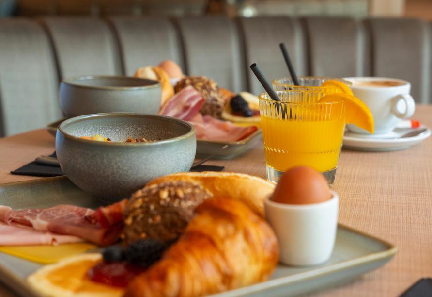 Ein reichhaltiges Frühstück mit frischen Köstlichkeiten verspricht einen gelungenen Start in den Tag.