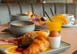 Ein reichhaltiges Frühstück mit frischen Köstlichkeiten verspricht einen gelungenen Start in den Tag.