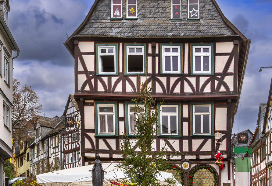 Der historische Marktplatz mit seinen gemütlichen Fachwerkhäusern.