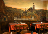 Nehmen Sie Platz und genießen Sie die behagliche Atmosphäre des Restaurants.