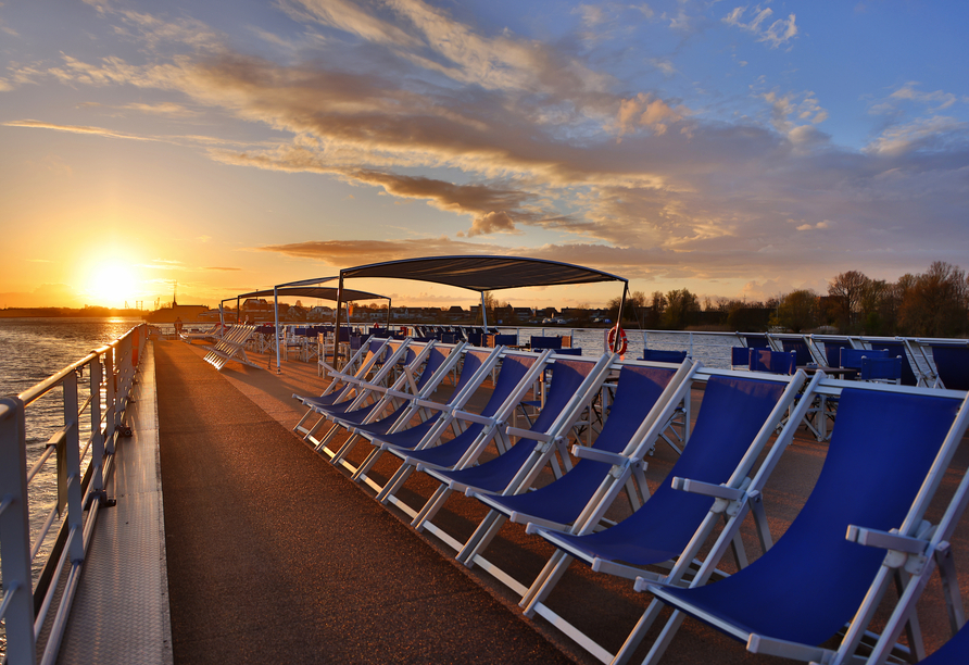 Das Sonnendeck bietet beste Aussichten auf die vorbeiziehende Landschaft.