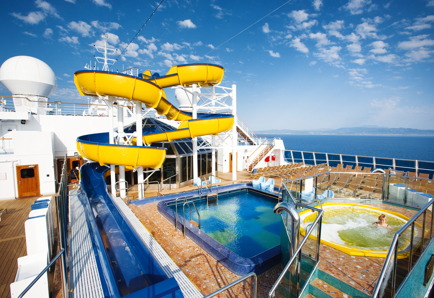 Das Pooldeck verspricht Badespaß.