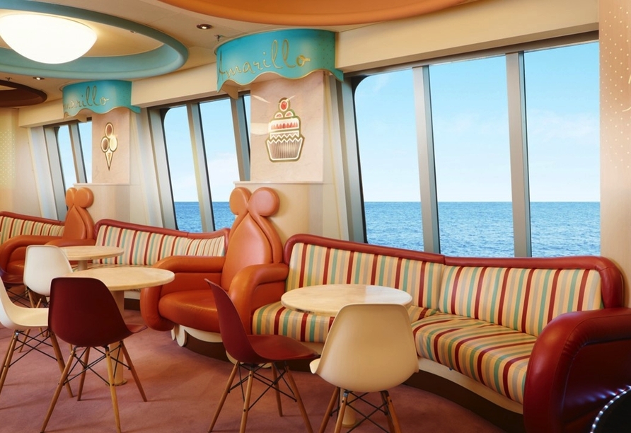 An Bord finden Sie mehrere Lounges.