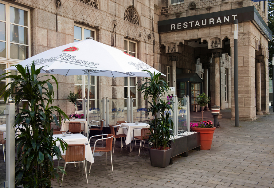 Außenansicht des Hotels Wyndham Duisburger Hof mit Terrasse