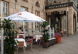 Außenansicht des Hotels Wyndham Duisburger Hof mit Terrasse