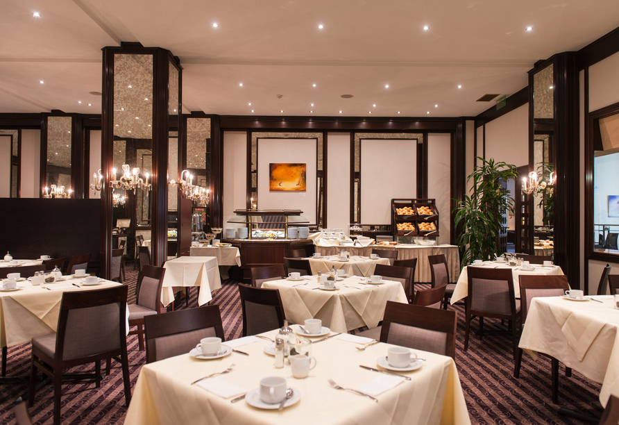 Stärken Sie sich morgens im Frühstücksrestaurant des Hotels. 
