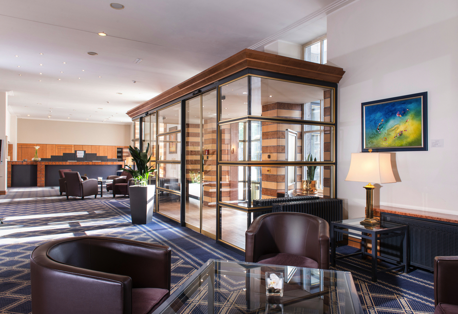 Lassen Sie sich in der modernen Lobby des Hotels nieder.