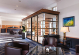 Lassen Sie sich in der modernen Lobby des Hotels nieder.