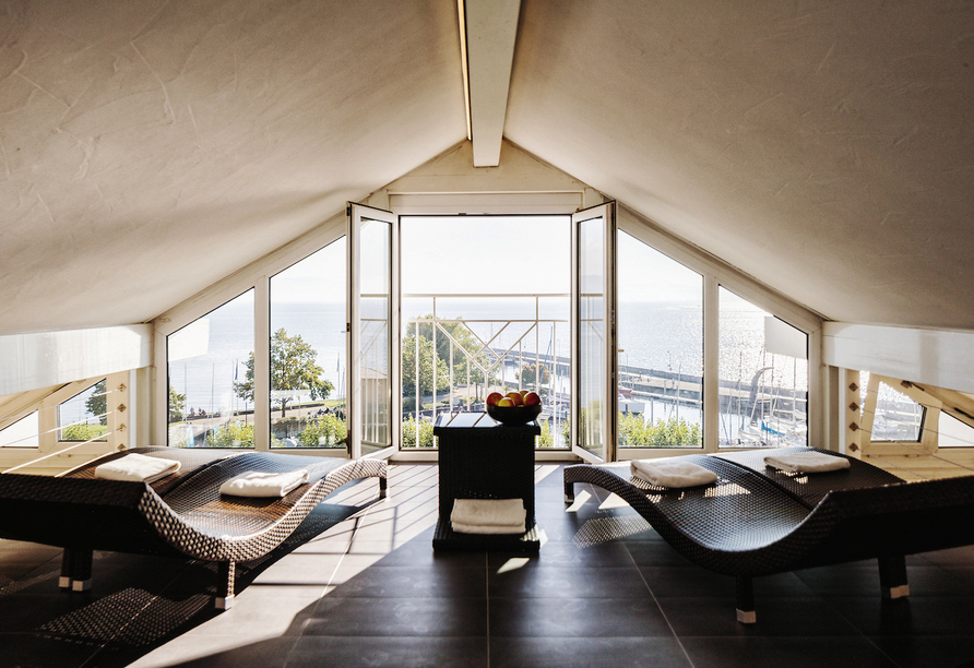 Entspannen Sie im Wellnessbereich mit Ausblick.