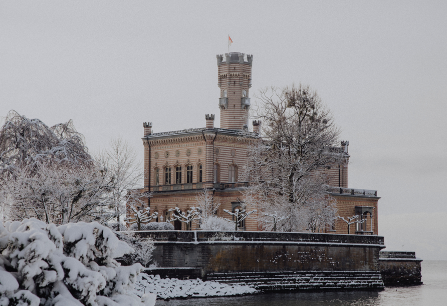 Entdecken Sie Schloss Montfort in Langenargen am Bodensee, das Sie von Ihrem Hotel aus sehen können.