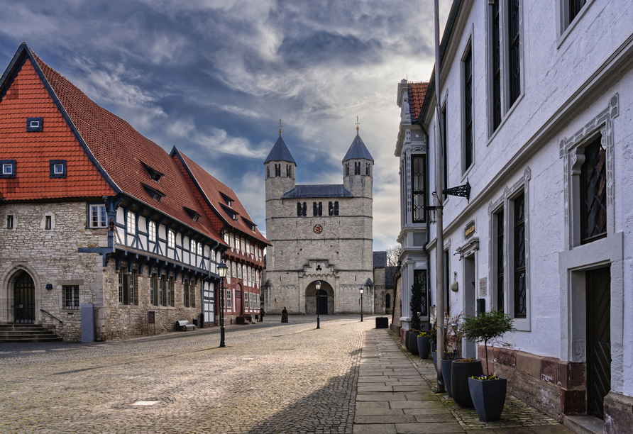 Die historische Stiftskirche in Bad Gandersheim beeindruckt mit ihrer besonderen Architektur.