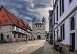 Die historische Stiftskirche in Bad Gandersheim beeindruckt mit ihrer besonderen Architektur.