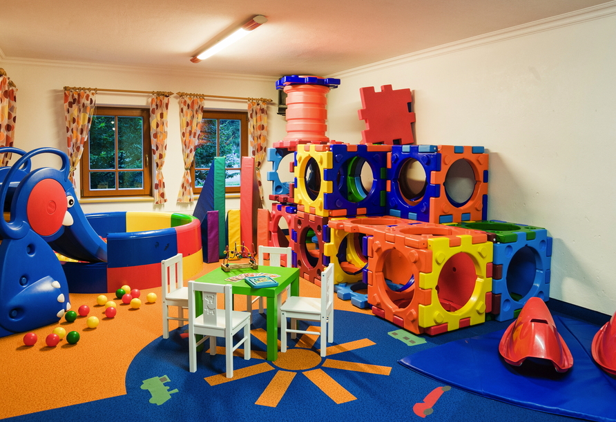Im Kinderspielzimmer können sich die kleinen Gäste nach Herzenslust austoben.