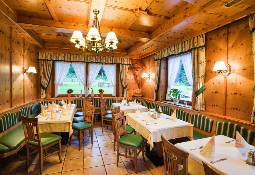 Das Restaurant verwöhnt Sie mit regionalen und abwechslungsreichen Köstlichkeiten.