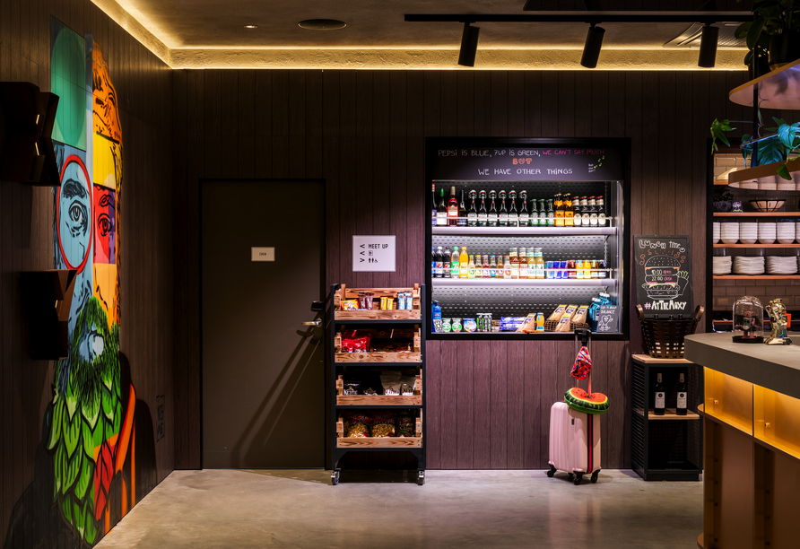 An der rund um die Uhr geöffneten Grab-and-Go-Station erhalten Sie jederzeit Snacks und Getränke.