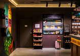 An der rund um die Uhr geöffneten Grab-and-Go-Station erhalten Sie jederzeit Snacks und Getränke.