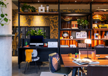 Gemütliche Sitzbereiche erwarten Sie in der Lobby des Moxy Hotels Dortmund City.