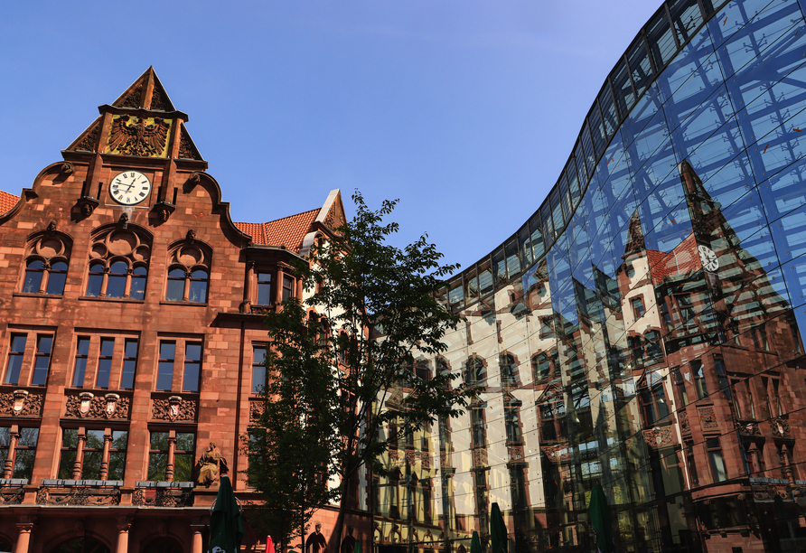 Das alte Stadthaus und die Berswordt-Halle am Friedensplatz in Dortmund