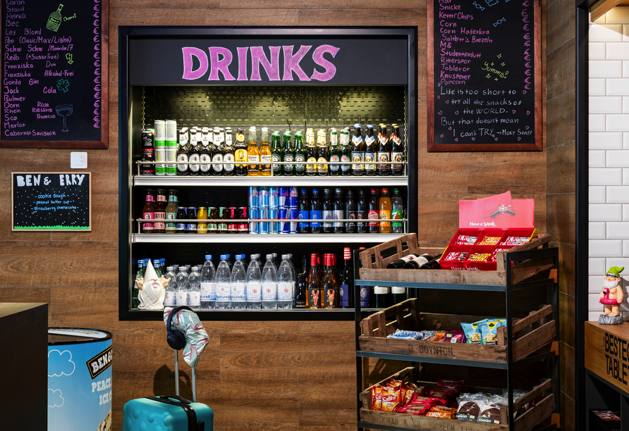 An der rund um die Uhr geöffneten Grab-and-Go-Station erhalten Sie jederzeit Snacks und Getränke.