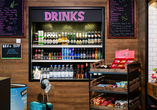 An der rund um die Uhr geöffneten Grab-and-Go-Station erhalten Sie jederzeit Snacks und Getränke.