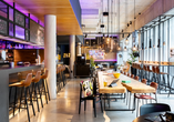 An der Rezeption und Bar werden Sie herzlich willkommen geheißen.