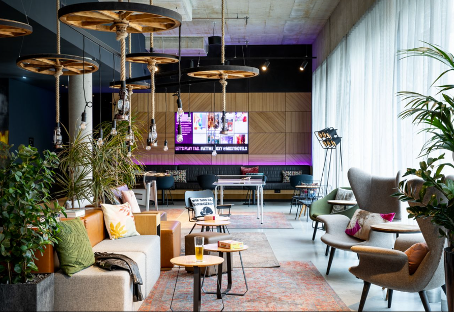 Finden Sie Ihren Lieblingsplatz im gemütlichen Barbereich des Hotels.