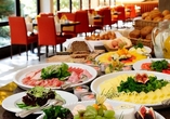 Stärken Sie sich am reichhaltigen Frühstücksbuffet für erlebnisreiche Tage. 