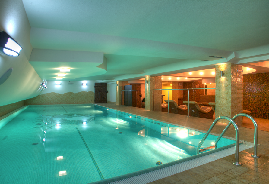 Das großzügige Hallenbad bietet viel Raum für Erholung und Entspannung.