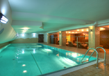 Das großzügige Hallenbad bietet viel Raum für Erholung und Entspannung.