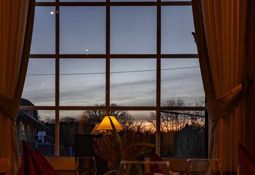 Das Restaurant bietet mit seinem großen Fenster einen schönen Blick ins Grüne.