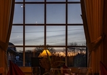 Das Restaurant bietet mit seinem großen Fenster einen schönen Blick ins Grüne.