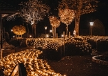 Der festlich geschmückte Garten versprüht eine besondere winterliche Atmosphäre.
