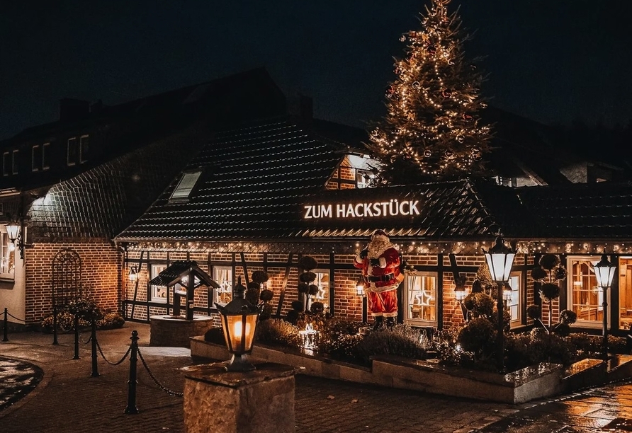 Das Hotel Zum Hackstück präsentiert sich festlich geschmückt und lädt zu stimmungsvollen Feiertagen ein