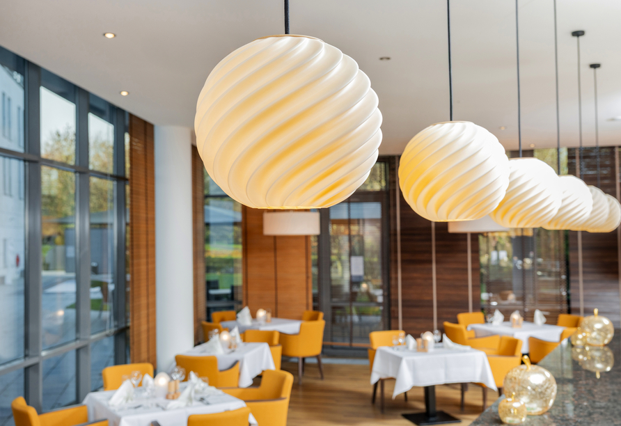 Nehmen Sie Platz im Restaurant des Hotels.